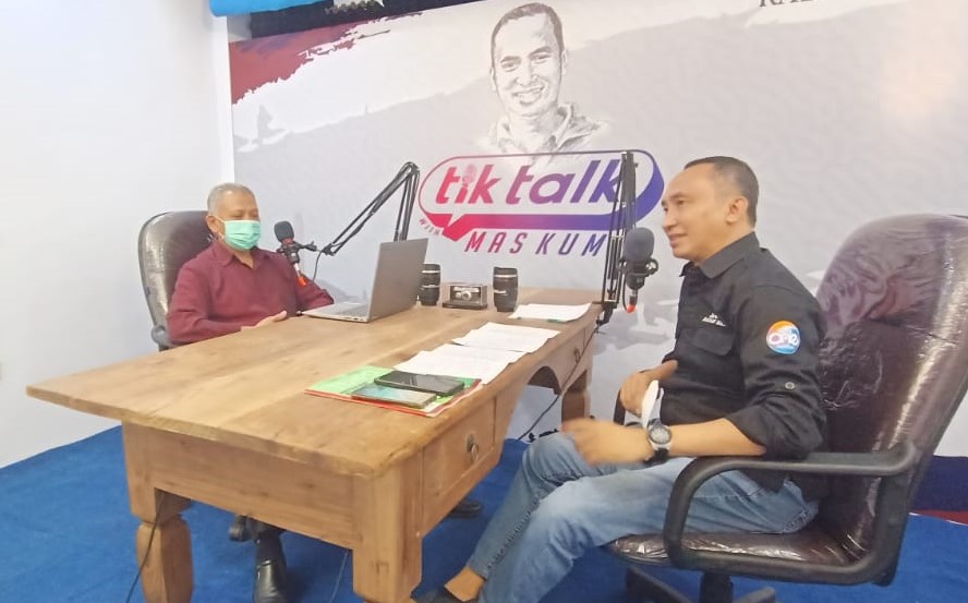 Prof Adi Susilo PhD (kiri) bersama Direktur Jawa Pos Radar Malang Kurniawan Muhammad di acara TikTalk with Mas Kum di Studio Jawa Pos Radar Malang (14/4).(Bagas/Radar Malang)
