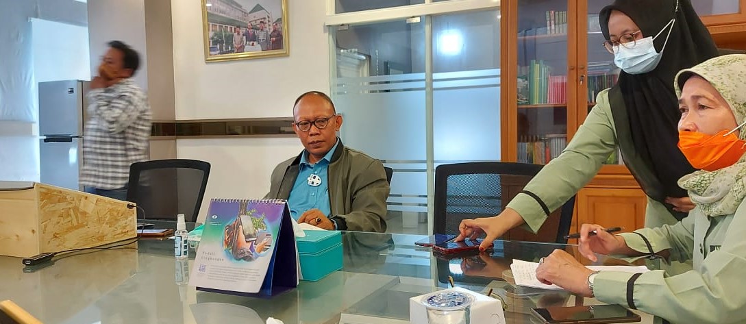 Rektor Unisma Prof Dr H Maskuri MSi saat konferensi pers kegiatan ISEoI 2021 kemarin (5/4). (Biyan Mudzaky/Radar Malang)