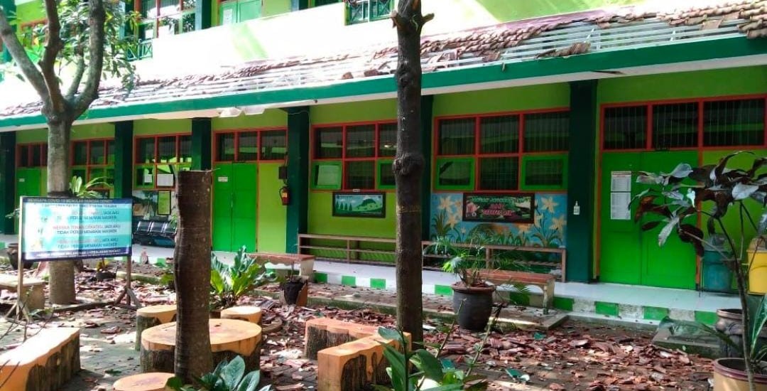 Kondisi genting bangunan SMK Turen yang dilaporkan rontok akibat gempa. (ist)