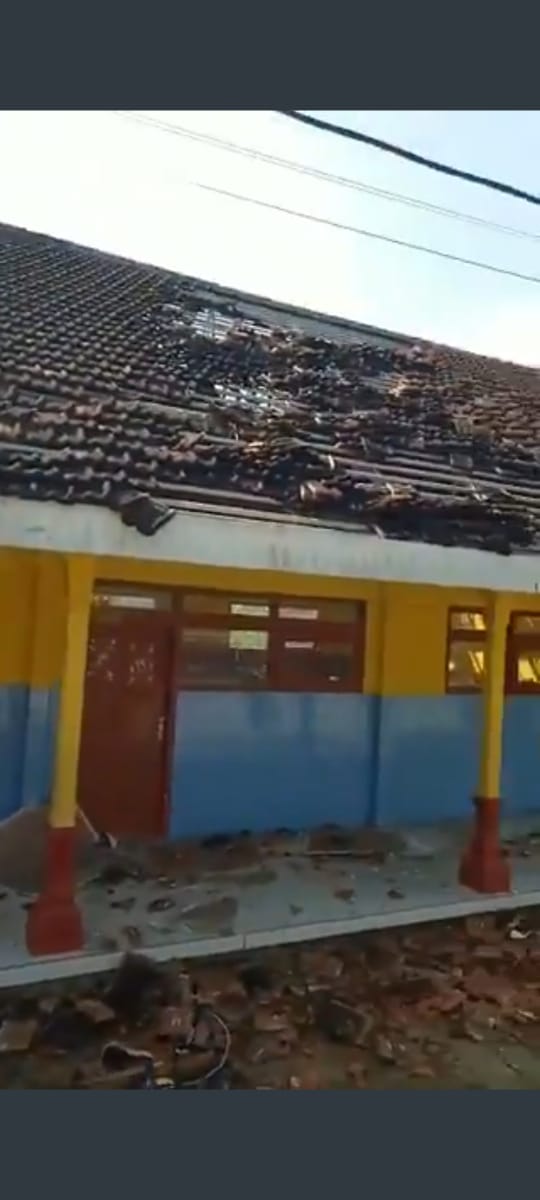 Atap sekolah yang runtuh akibat gempa (ist)