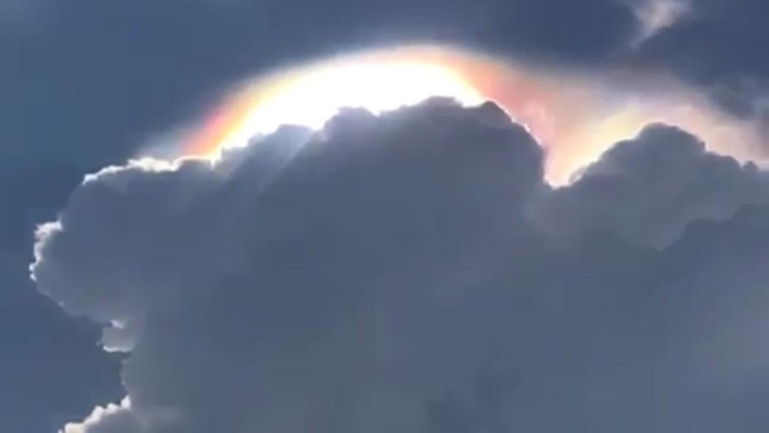 Spektrum cahaya di langit yang diabadikan netizen (ist)