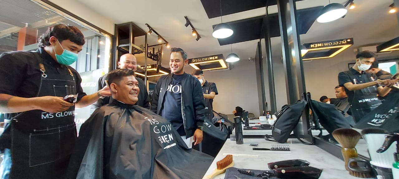 Barberman profesional siap memberikan pelayanan terbaik untuk pelanggan (Biyan Mudzaky / Radar Malang)