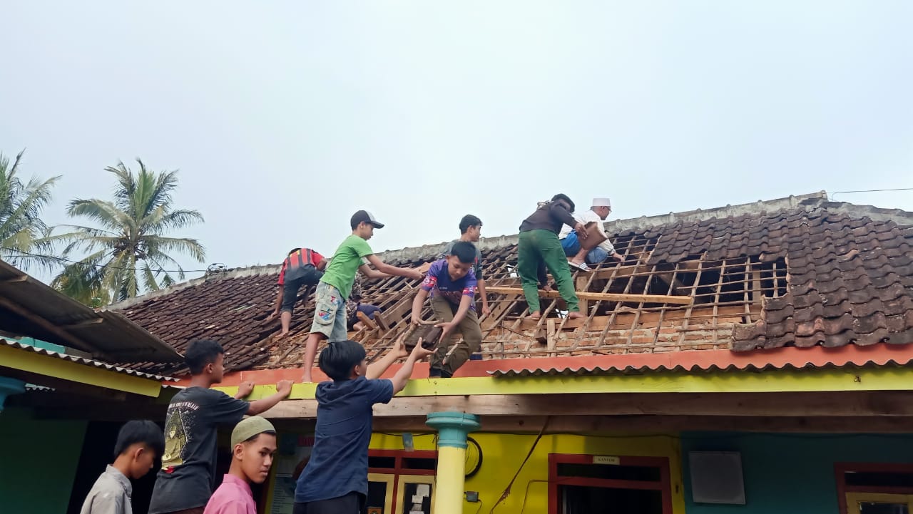Para Santri Pondok Pesantren Nusantara Gedangan Menurunkan Genting Akibat Gempa Bumi Pada Sabtu (10/4). (Ist)