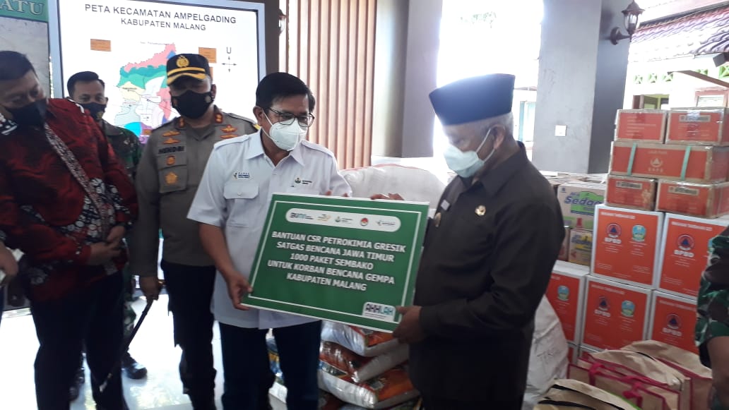 Direktur Utama Petrokimia Gresik Dwi Satriyo Annurogo (kiri) saat menyerahkan bantuan kepada masyarakat terdampak gempa bumi di Kecamatan Ampelgading melalui Bupati Malang H. M. Sanusi kemarin. (Ist)