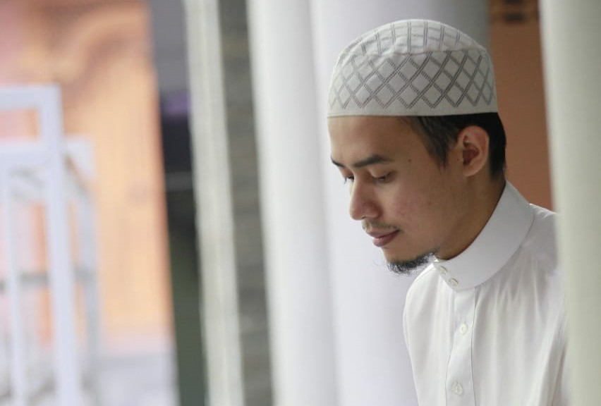 Novan Christianto masuk Islam sejak 2018 lalu. Ujian berat telah dia lewati, yakni diusir dari rumah. Namun, kini dia mantap menjadi muslim yang taat. (Galih Prasetyo/Radar Malang)