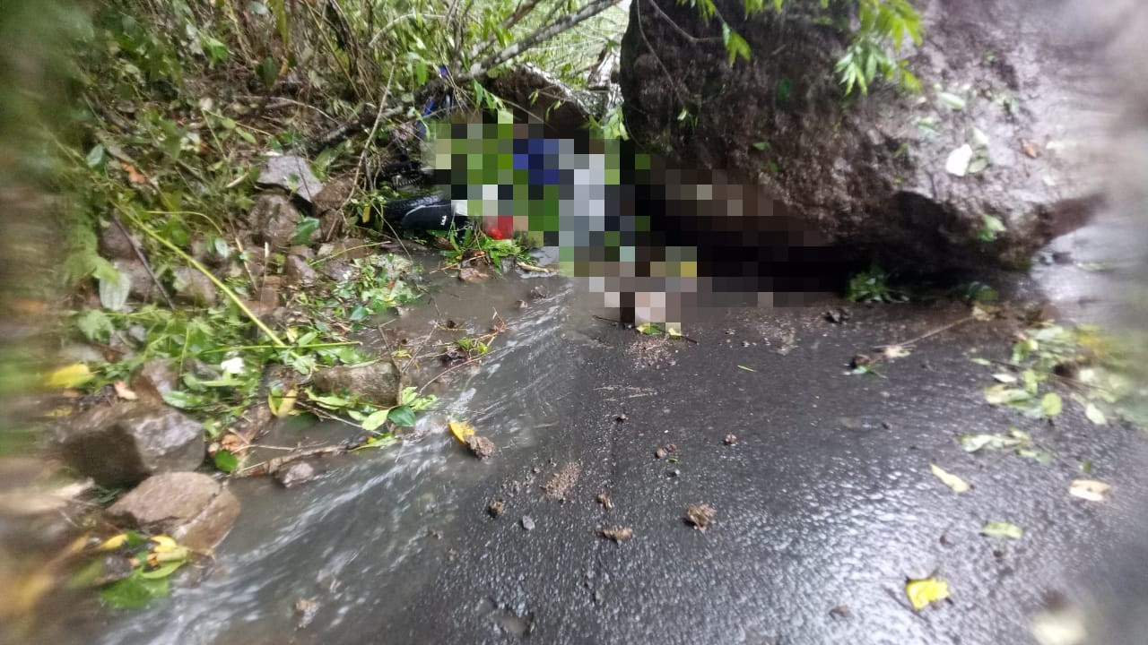 Korban meninggal akibat tertimpa batu di wilayah Lumajang setelah terjadi gempa di Malang. (Ist)