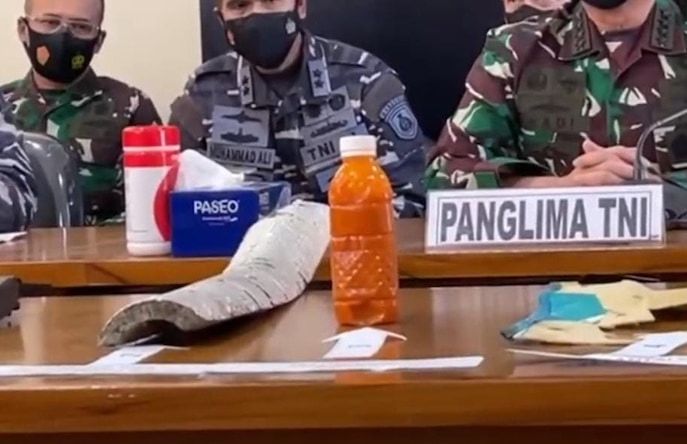 Sejumlah benda yang ditemukan di lokasi hilangnya KRI Nanggala-402 (ist)