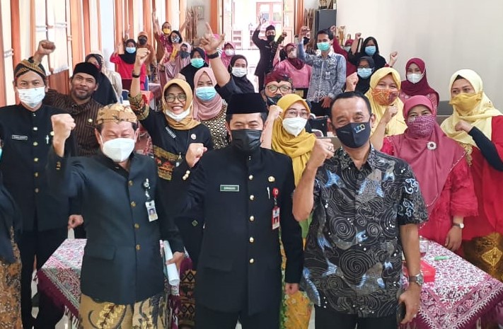 Dari kiri depan, Ketua PGRI Kota Malang Burhanuddin, Kepala Dinas Pendidikan Kota Malang, Suwarjana, SE, MM dan Prof Dr Imam Suyitno M Pd bersama para guru peserta pelatihan. (PGRI Kota Malang for Radar Malang)