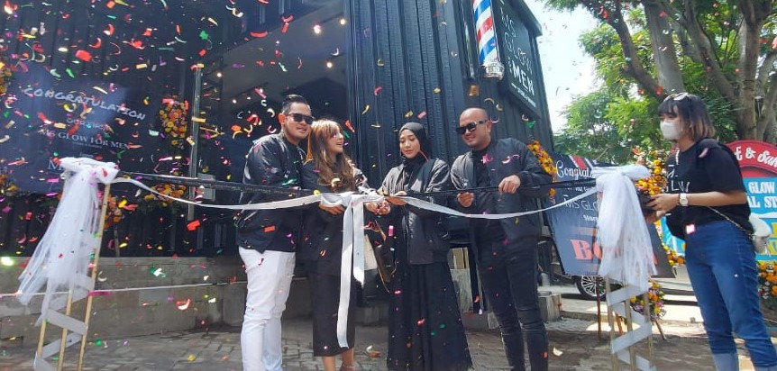 Co-Founder MS Glow, Gilang Widya Pratama (kiri) saat peresmian MS Glow for Men Shop and Barber, (Biyan Mudzaky/Radar Malang)