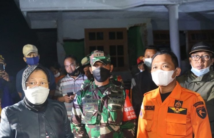 Menteri Sosial Tri Rismaharini bersama Bupati Lumajang Thoriqul Haq. Risma juga mendatangi korban gempa di Kabupaten Malang Minggu (11/4).  (ist)