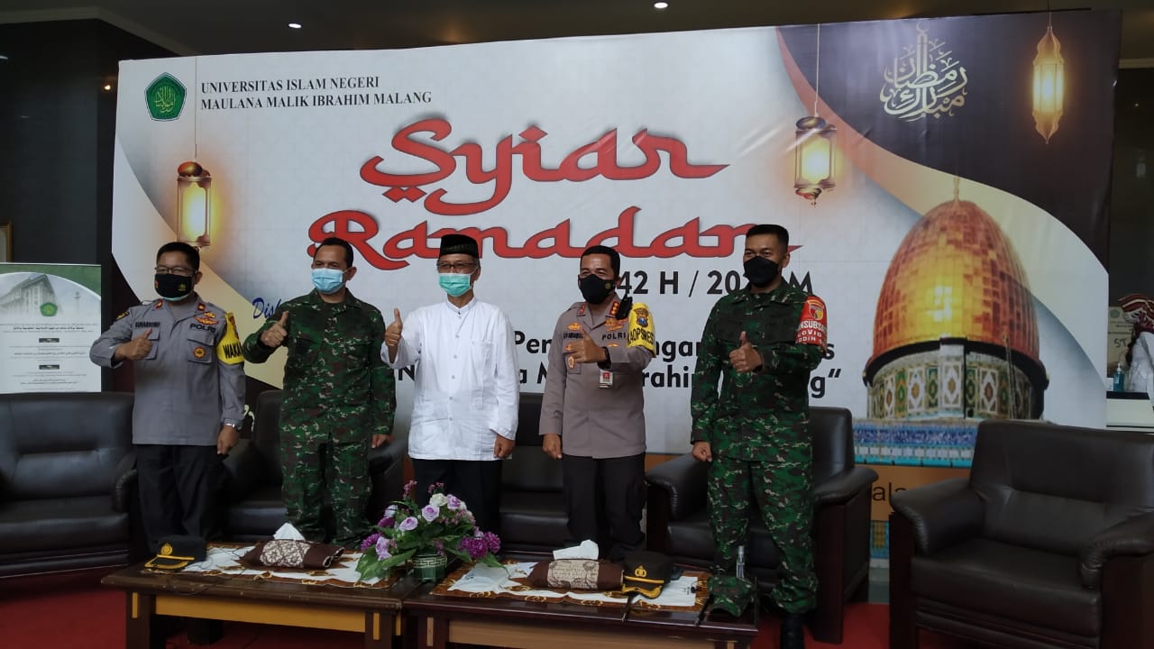 Dari kiri, Wakapolres Batu Kompol Suharsono, Kepala Staf Korem (Kasrem) 083/BDJ Kodam V Brawijaya Letkol Inf Akhmad Juni Toa, Rektor UIN Maliki Prof Dr H Abdul Haris M Ag, Kapolresta Malang Kombes Pol Leonardus Simarmata dan Dandim 0833 Letkol Arm Ferdina