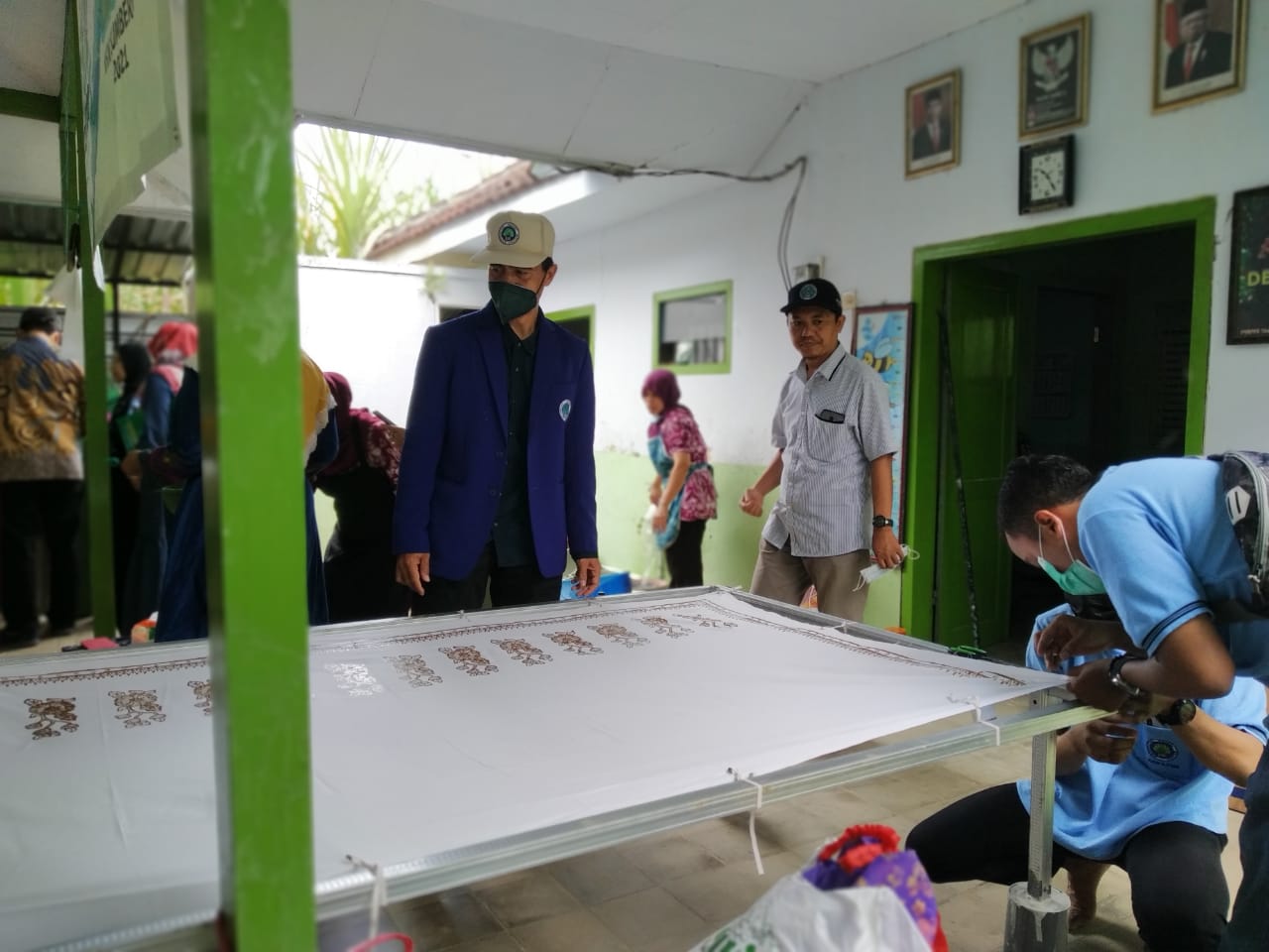 Ketua LP2M Universitas Negeri Malang Prof Dr Markus Diantoro saat berkunjung ke sentra batik di Desa Sumberejo, Kecamatan Gedangan, Kabupaten Malang. (Intan Refa/Radar Malang)