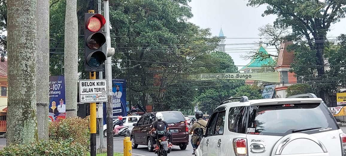 Bagi yang ingin belok kiri di lampu merah, pastikan ada rambu tambahan