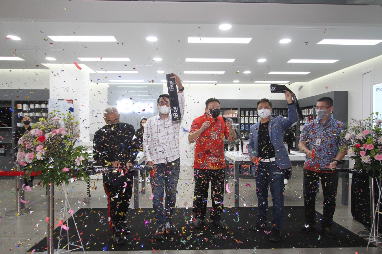 Dari kanan, Head of Territory Erajaya Retail Siem Iswanto, Chief Sales Officer Erajaya Group Andre Tanudjaja, General Manager MOG Waras, Head of Region 4 (Jatim) Erajaya Group Naldi Hendrawan, dan Channel Management Erajaya Group Retail Angkasa saat meres