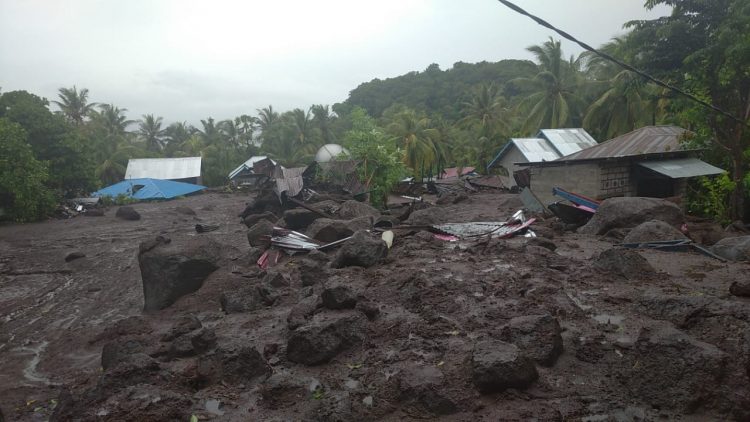 Banjir bandang di Kabupaten Flores Timur menyebabkan 23 warga meninggal dunia. (BNPB/ist)