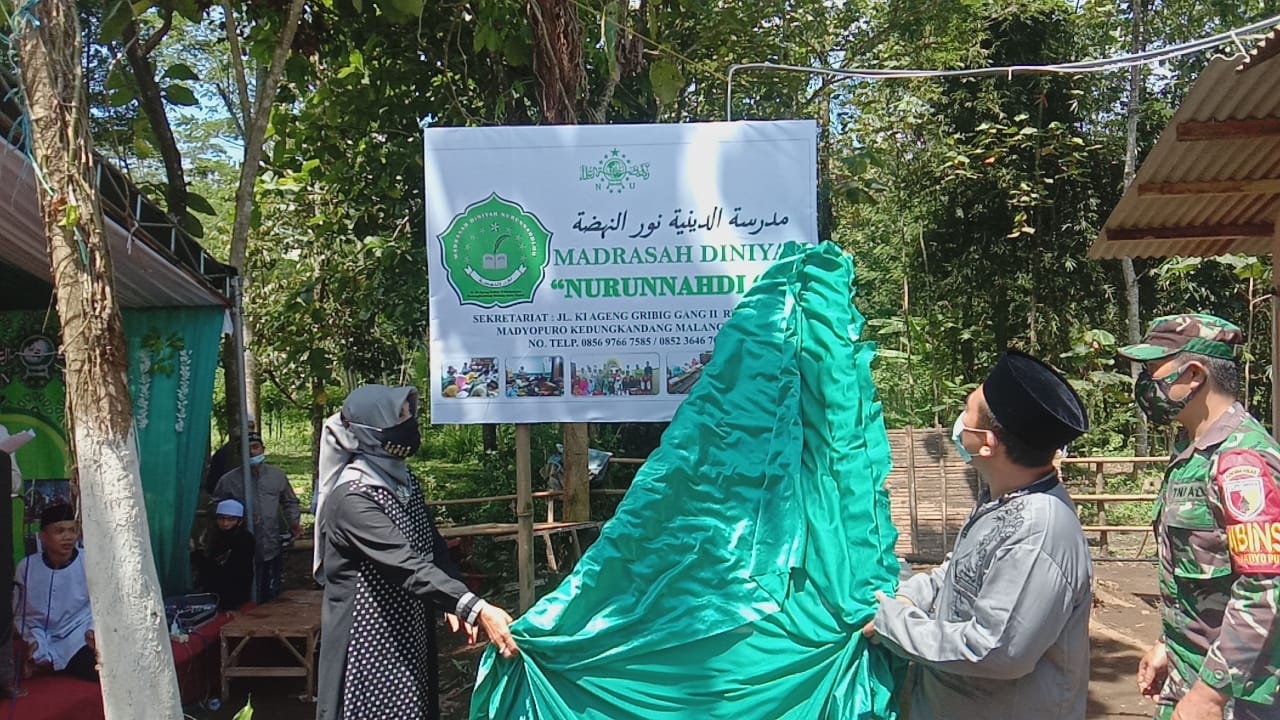 Foto: Lurah Madyopuro Niken Sukendari (kiri) dan Kepala Madrasah Diniyah Nurunnahdloh (tengah) saat meresmikan TPQ Pinggir Kali pada Minggu (4/4). (Aditya Novrian/ Radar Malang)