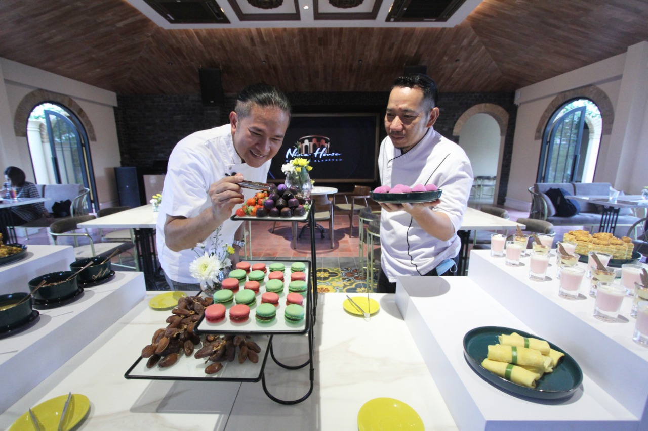 Chef Chandra Yudasswara (kiri) di opening Nine House Kitchen Alfresco (Rofia  Ismania / Radar Malang)