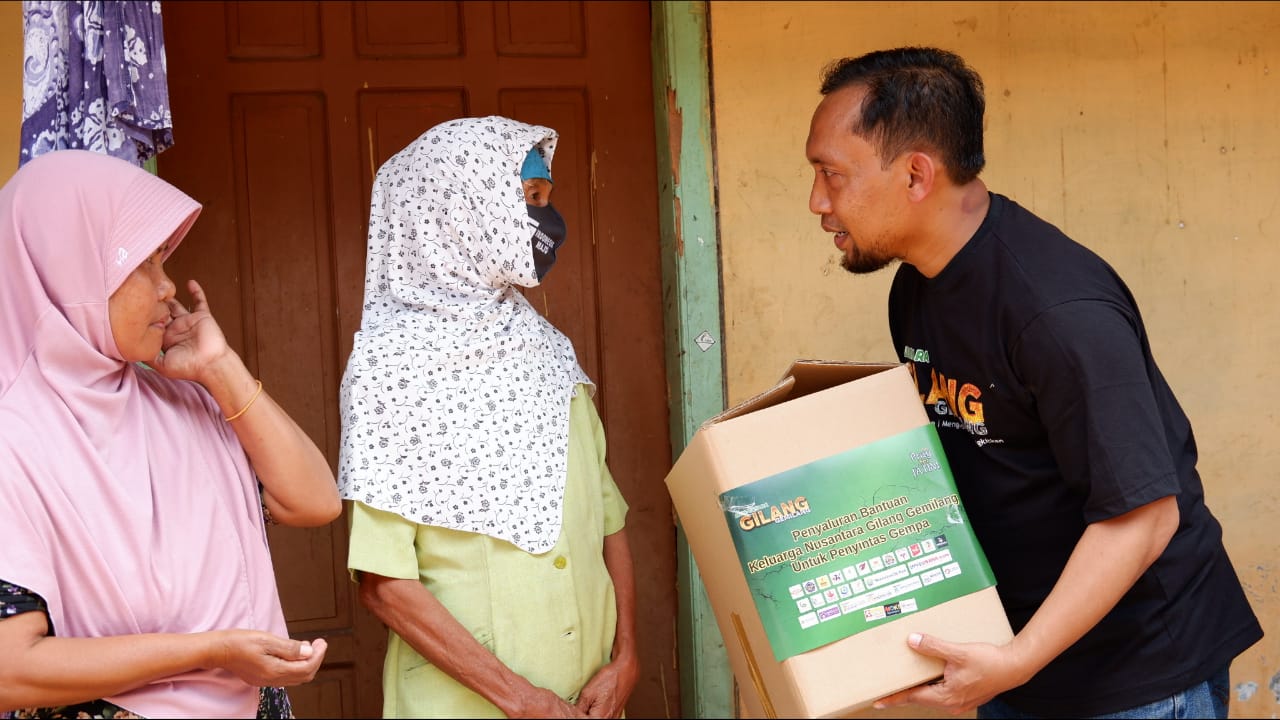 Tim dari Nusantara Gilang Gemilang menyerahkan bantuan paket sembako untuk penyintas gempa. Total ada 100 paket sembako yang disalurkan di tahap pertama (ist)