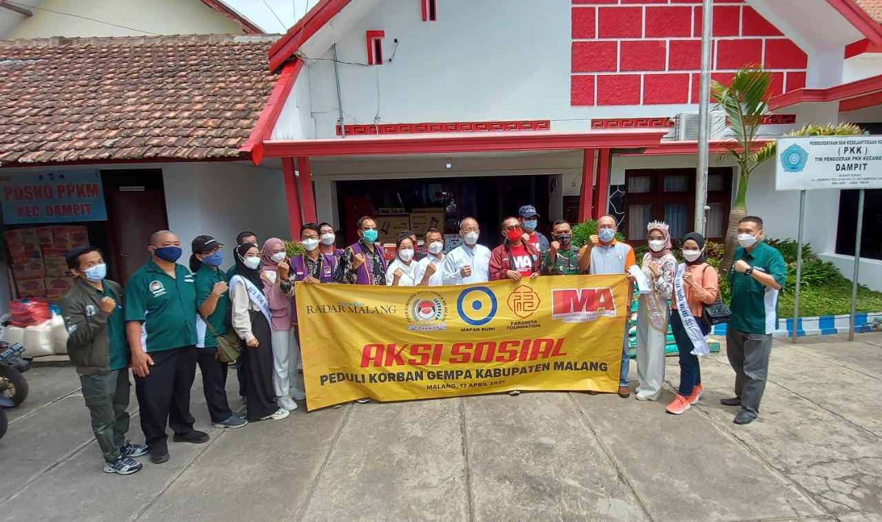 Empat elemen Malang Raya bersama Jawa Pos Radar Malang menyerahkan bantuan logistik pada Pemerintah Kecamatan Dampit, Sabtu (17/4). (Biyan Muzaki)
