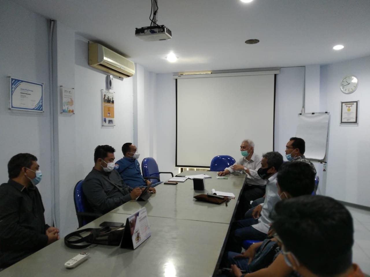 Prof Bisri (baju putih) dan Direktur Jawa Pos Radar Malang Kurniawan Muhammad saat berdialog di kantor Jawa Pos Radar Malang terkait sertifikasi halal. (Intan Refa / Radar Malang)