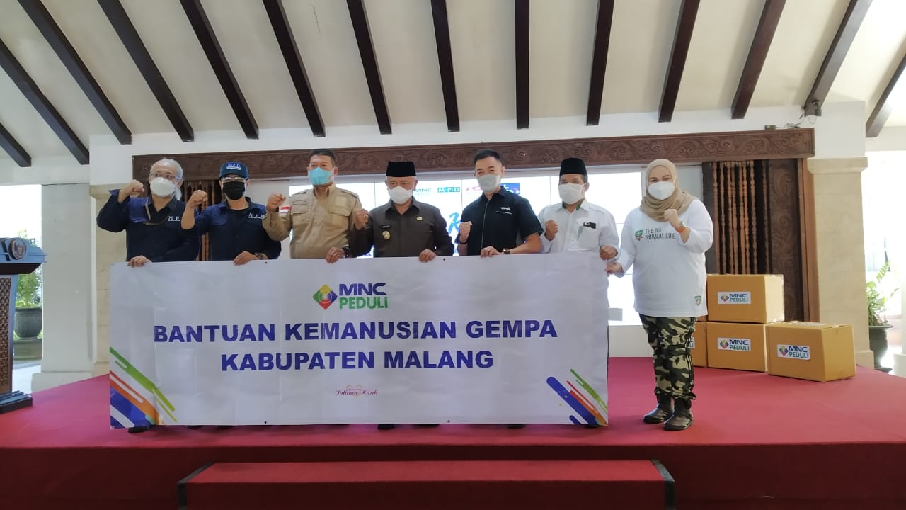 Bupati Malang Drs H M Sanusi dan Wakil Bupati Malang Drs H Didik Gatot Subroto menerima bantuan dari MNC Peduli di Pendapa Agung Kabupaten Malang, Sabtu (24/4). (Intan Refa/Radar Malang)