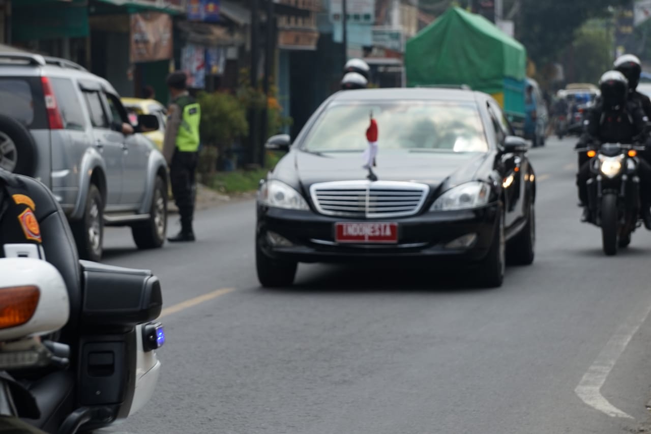 Kendaraan Presiden RI Joko Widodo melintas di Jalan Raya Kebonagung, Kecamatan Pakisaji, Kamis (29/4). (ist)