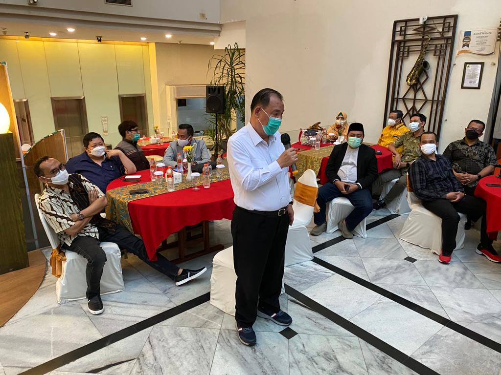 Linggarjanto Budi  Oetomo Owner Optik Internasional dan Pembina IMA membagikan tips bisnisnya pada acara buka bersama IMA chapter Malang. (Don Virgo / Radar Malang)