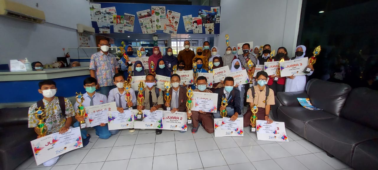 Sebanyak 21 siswa-siswi terbaik dari SMA dan SMK di Malang Raya menerima penghargaan dalam selebrasi trial Try Out Jawa Pos Radar Malang 2021, Jumat (30/4). (Biyan/ Radar Malang)