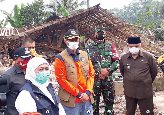 (1) Gubernur Jatim Khofifah Indar Parawansa, (2) Kepala BNPB Letjen TNIDoni Monardo, (3) Dandim 0818 Letkol Inf Yusub Dody Sandra, dan (4) Bupati Malang H. M. Sanusi saat meninjau salah satu rumah warga di Kecamatan Ampelgading yang terdampak gempa kemari