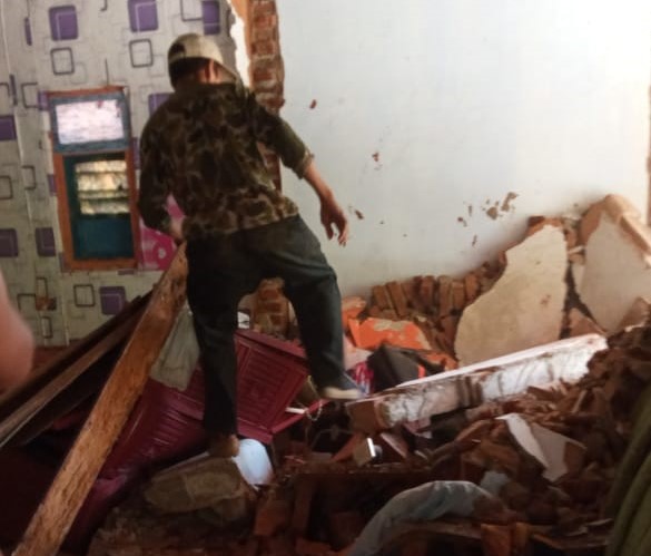 Kondisi salah satu rumah warga di Kecamatan Ampelgading, Kabupaten Malang yang dilaporkan rusak berat akibat gempa. (ist)