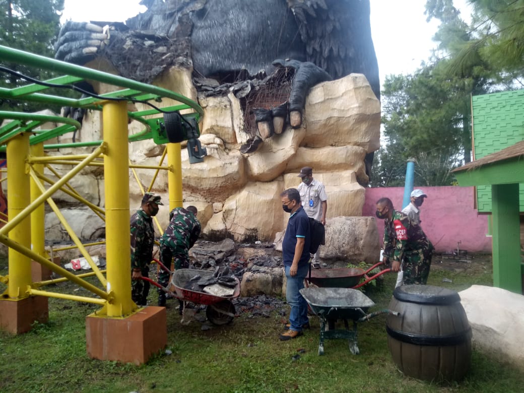 Perbaikan patung gorilla di Jatim Park 2 yang rusak akibat gempa kemarin. (Nugraha Perdana/Radar Malang)