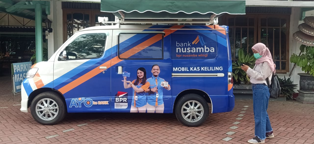 Mobil kas keliling BPR Nusamba Wlingi mendekatkan layanan perbankan ke masyarakat yang belum tersentuh akses keuangan (ist)