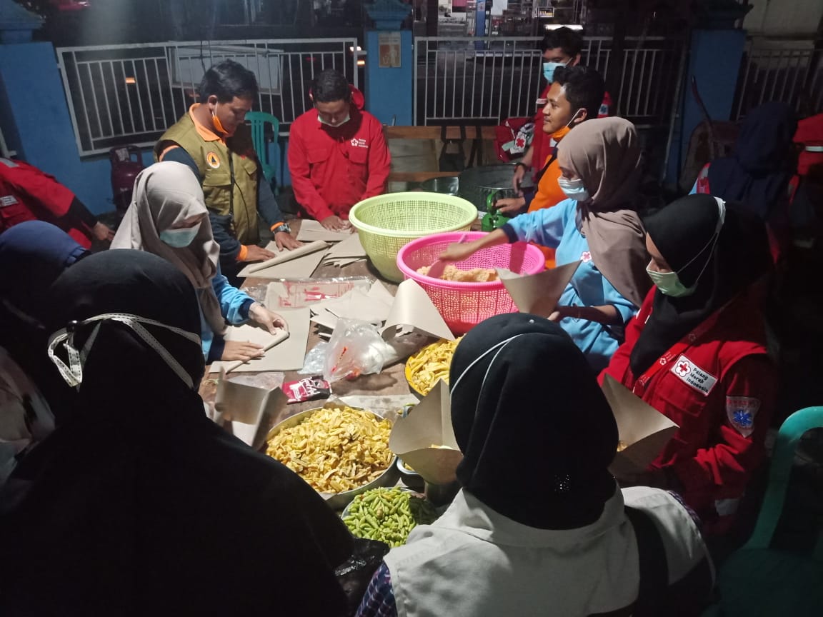 Relawan dan anggota PMI saat menyiapkan makanan bagi para pengungsi dan korban gempa bumi. (PMI Kabupaten Malang/ist)