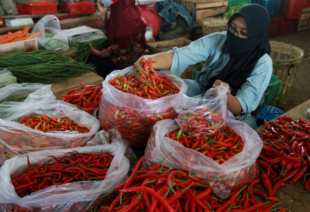 MASIH PEDAS: Pedagang komoditas cabai di Kota Malang.(Dokumen Radar Malang)