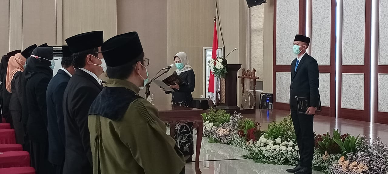 Wali Kota Batu Dewanti Rumpoko saat melantik pejabat yang digelar secara offline dan online hari ini (5/4). (Nugraha Perdana/Radar Malang)