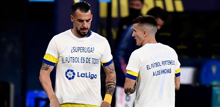 Pemain Cadiz memakai kaos bertuliskan protes terhadap Liga Super Eropa, saat menghadapi Real Madrid, 21 April lalu. (ist)