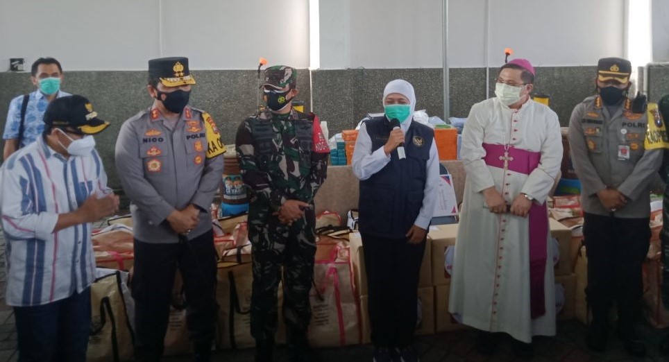 Gubernur Jatim Khofifah Indar Parawansa (tiga dari kanan) dan Mgr Prof Dr Henricus Pidyarto Gunawan (dua dari kanan) bersama jajaran Forkompinda Jatim dan Kota Malang di Gereja Ijen Kota Malang, Jumat (2/4) (Ubaidillah/Radar Malang)