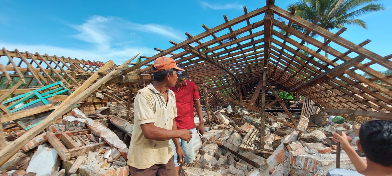 Kondisi rumah Munadi, salah satu korban meninggal dunia warga Desa Wirotaman, Kecamatan Ampelgading, Kabupaten Malang akibat gempa. (Biyan Mudzaky/Radar Malang)