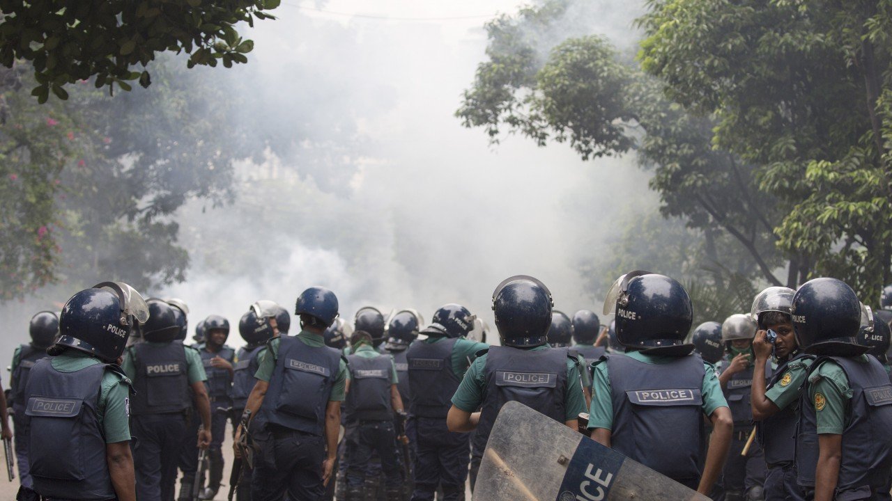 Aksi demo pekerja pembangkit listrik di Bangladesh Tenggara yang berakhir rusuh hingga lima orang tewas Sabtu (17/4).