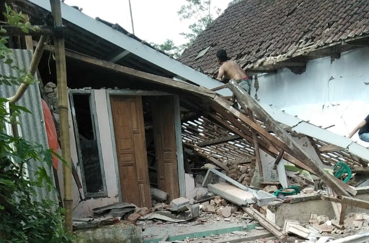 Warga memeriksa rumahnya yang rusak akibat gempa di Kecamatan Ampelgading. (ist)