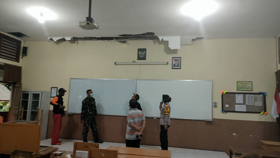 Bagian plafon gedung SMAN 01 Kota Batu yang ikut rusak akibat gempa. (BPBD Kota Batu/ist)