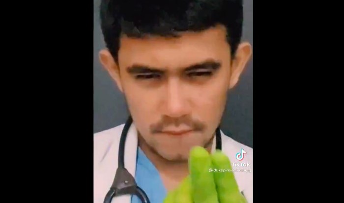Ekspresi Kevin Samuel Marpaung dalam video tiktok-nya. (ist)