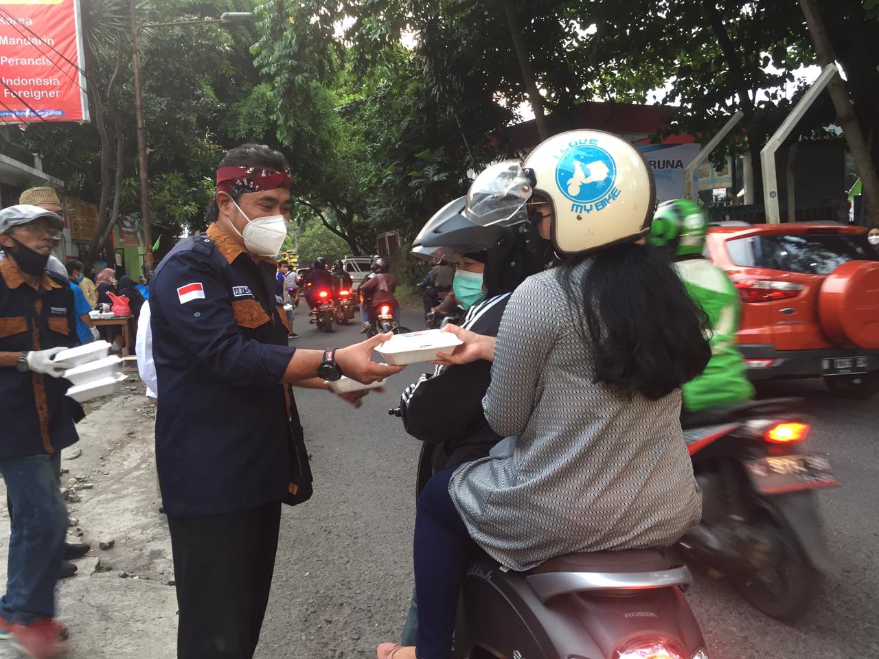 Kegiatan bagi-bagi makanan yang dilakukan Karang Taruna Penanggungan, Kota Malang. (Fanda Yusnia/Radar Malang)