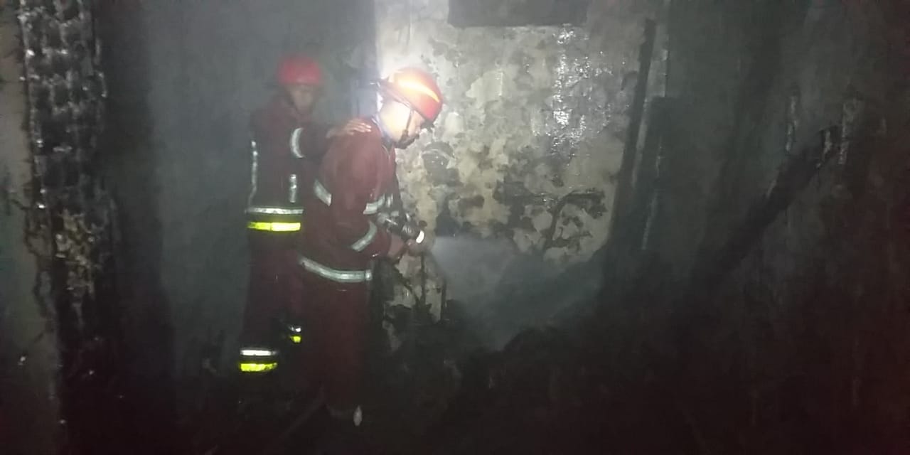Petugas damkar memadankan kebakaan rumah di Aris Muanndar (ist)