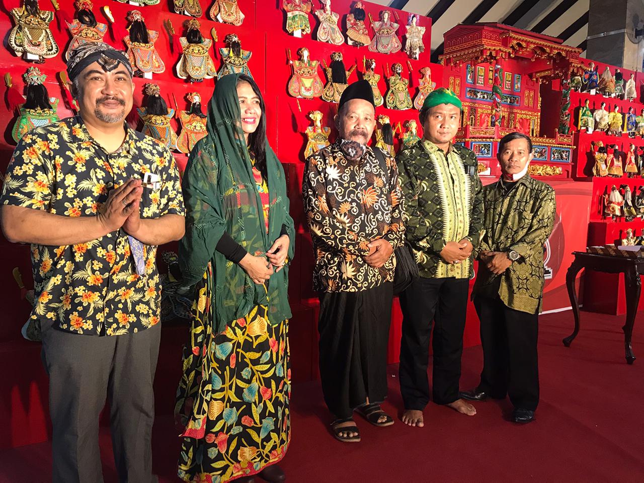 Ketua Lesbumi PBNU, KH Agus Sunyoto (tengah) (ist)