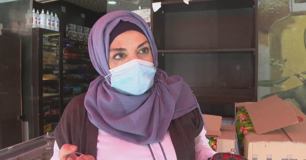 Salah seorang pedagang di Lebanon mengungkapkan harga makanan kian tidak masuk akal. (Al Jazeera/ist).