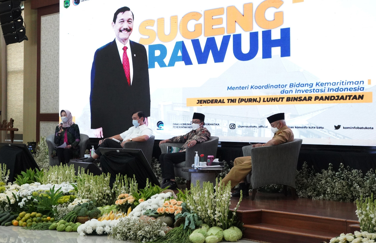 ILUSTRASI:Dari kiri ke kanan, Wali Kota Batu Dewanti Rumpoko, Menteri Koordinator Bidang Kemaritiman dan Investasi RI Luhut Binsar Pandjaitan, Wali Kota Malang Sutiaji dan Bupati Malang H. M. Sanusi saat menggelar pertemuan di Balai Kota Among Tani bebera
