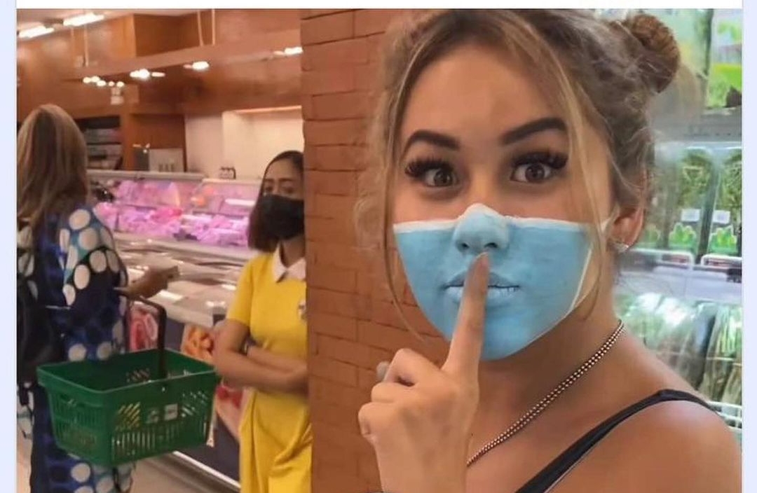 Bule di Bali yang membuat video prank pura-pura pakai masker (screenshoot/ist)
