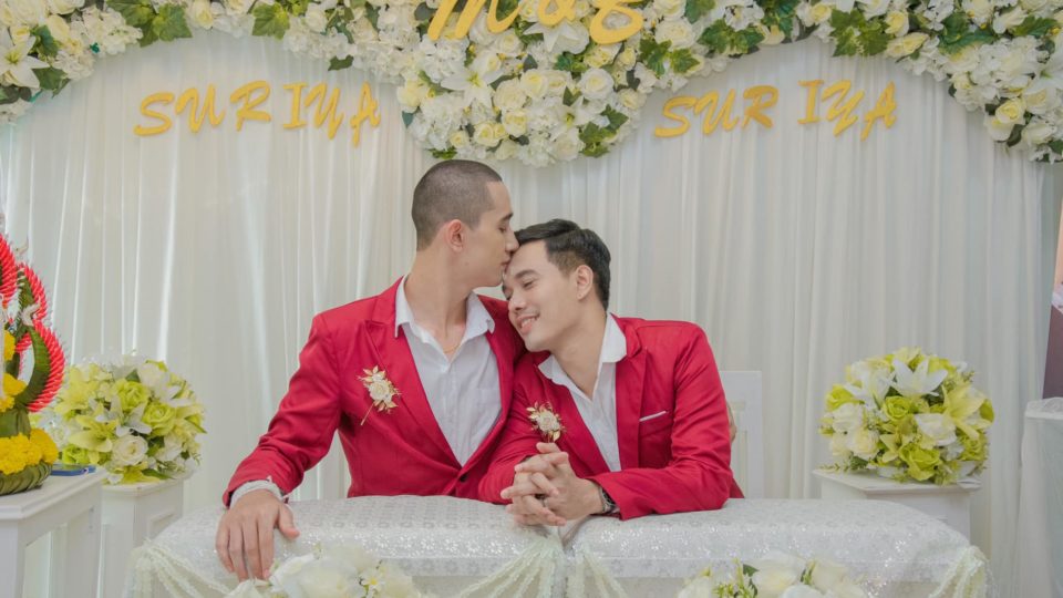Pasangan gay asal Thailand yang mendapat kecaman dari netizen Indonesia (Coconut/ist).