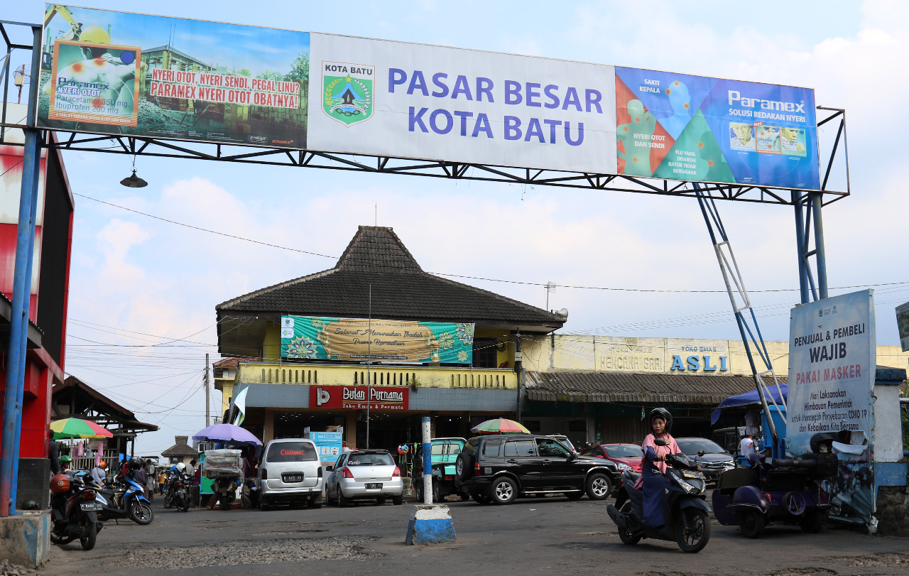 Ilustrasi Pasar Besar Batu yang juga menjadi tempat transit logistik sebelum dikirim ke luar kota. (Darmono/Radar Malang)